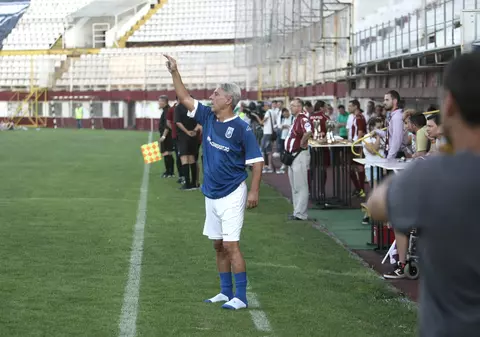 Selecție de imagini de la turneul de old-boys din Giulești. Gabi Szabo, rapidistă până în vârful pantofilor, Adi Matei - cotonogarul de serviciu, Cârțu - antrenor în ciorapi | FOTO