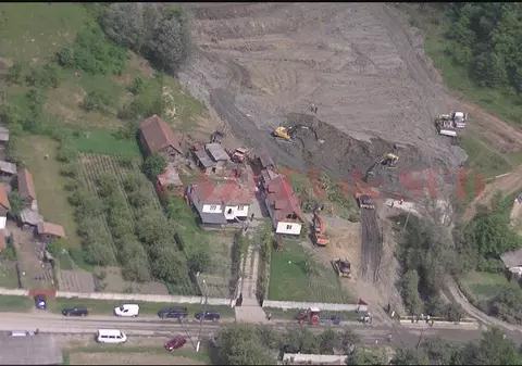Familii evacuate din cauza alunecării de teren din Alunu