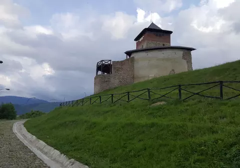 Cetatea Mălăiești din Țara Hațegului, restaurată cu termopane. Fortăreața veche de șase secole a devenit atracție pentru turiști