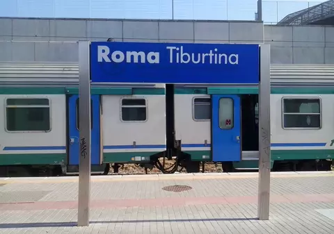 Un copil de șase ani a rămas singur în tren, după ce mama sa a coborât să fumeze. S-a întâmplat în gara Tiburtina din Roma