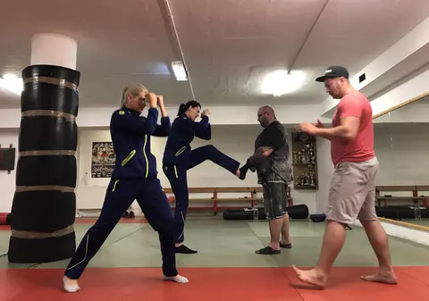 Luptătorul de MMA Sandu Lungu le-a antrenat pe handbaliste pentru războiul cu Austria! | FOTO