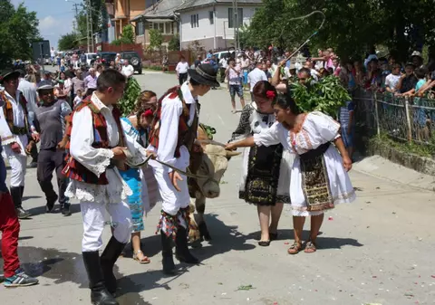 Fetele din Figa nu rămân nemăritate nici anul acesta. Tradiția, respectată cu sfințenie de sute de ani în județul Bistrița-Năsăud