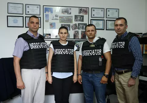 VIDEO EXCLUSIV / Drogații și bețivii atacă și pot ucide înainte de a-și pune capăt zilelor. Negociatorii Poliției Capitalei își riscă zi de zi viața