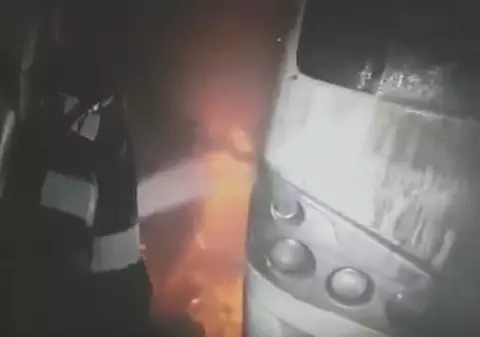 Incendiu în Salina Ocnele Mari din județul Vâlcea. Un autocar a luat foc