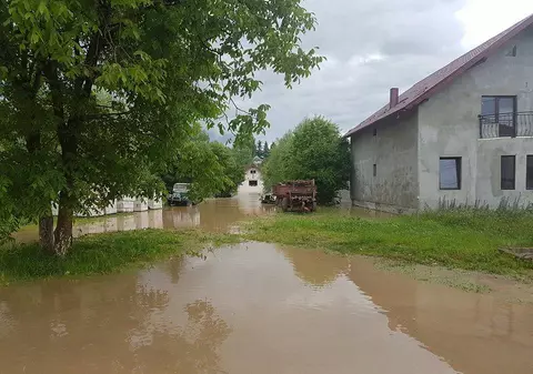 Cod galben de inundații în Moldova și Transilvania. Ce râuri ar putea să iasă din matcă