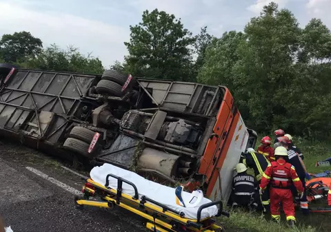 UPDATE. Neadaptarea vitezei la condiţiile de drum, cauza accidentului de autocar de la Râșnov/ GALERIE FOTO