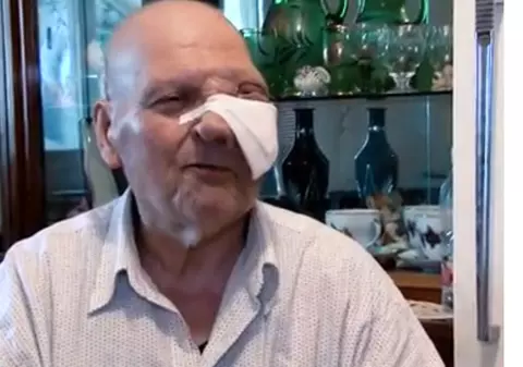 VIDEO EXCLUSIV/ Un pensionar bolnav de cancer a fost la un pas de moarte din cauza lipsei de fonduri. Sistemul sanitar l-a îngropat, Facebook-ul l-a salvat