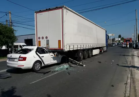 Accident grav, în Prahova. Un autoturism a intrat sub un TIR, la Tătărani. A fost nevoie de intervenția unui elicopter SMURD