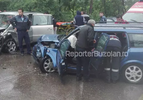 Șase oameni, răniți într-un accident în județul Buzău. Impact violent între două mașini