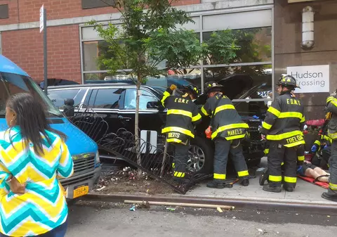 O mașină a intrat în mulțime în New York. Zece persoane au fost rănite