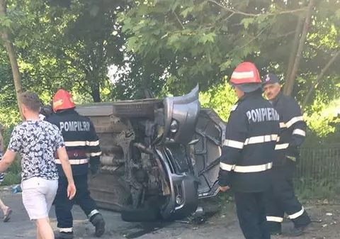 UPDATE | O mașină a intrat într-un grup de oameni dintr-o stație de autobuz din București. Ce spun medicii despre starea bărbatului aflat în comă