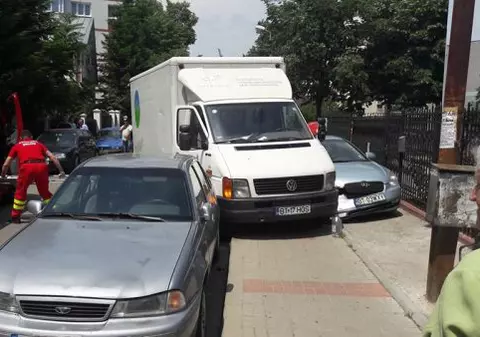 Un șofer din Botoșani și-a lovit propriul autoturism, cu maşina de serviciu. A făcut infarct la volan, în fața casei sale