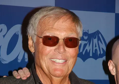 Adam West, Batmanul anilor ’60, a murit la 88 de ani