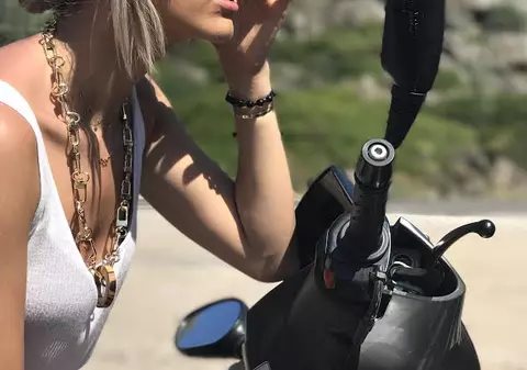 Alina Eremia și Mark Stam lansează piesa “Doar noi”. Colaborare neașteptată în muzica romanescă