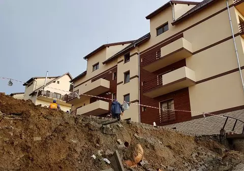 Alunecare de teren în Sibiu. Locatarii unui bloc au fost mutați, după ce pământul a luat-o la vale