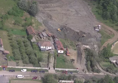 Familii evacuate din cauza alunecării de teren din Alunu. Oamenii sunt în pericol din cauza malului de pământ