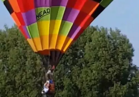 VIDEO VIRAL| Un bărbat a căzut dintr-un balon cu aer cald