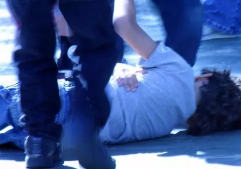 Adolescentă din Bârlad, bătută cu sălbăticie de două eleve. Fata a ajuns la spital