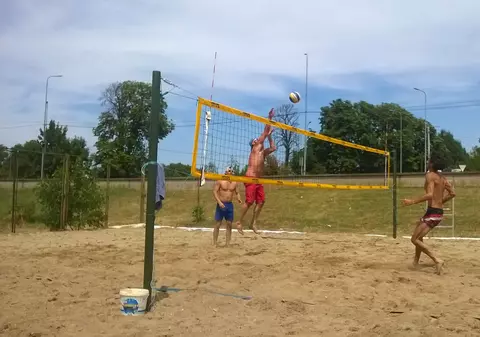 Un sport olimpic, revitalizat la Arad. 640 de tone de nisip pentru volei pe plajă