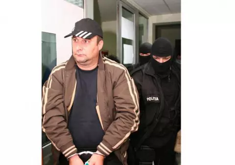 Un cunoscut fost interlop lucrează ca frizer și tâmplar. Pușcăria l-a schimbat