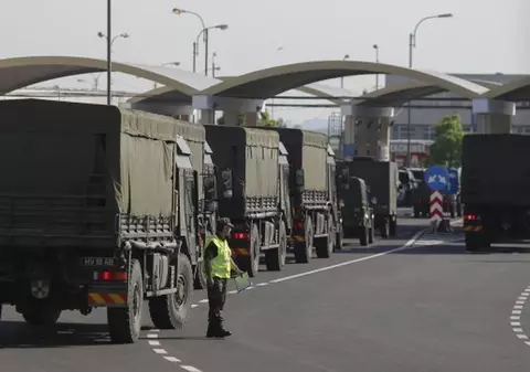 Trafic blocat pe Valea Oltului din cauza unui convoi NATO. Un camion militar s-a defectat