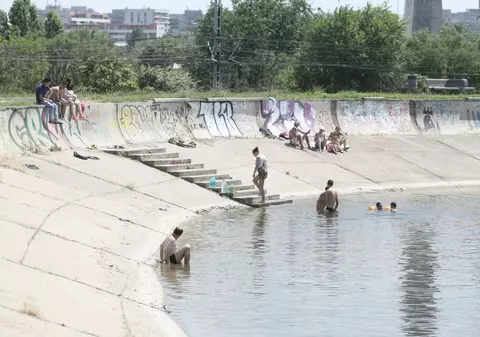 Temperaturile ridicate au luat de cap bucureștenii! Topless în mijlocul orașului