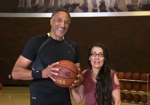 VIDEO| La 61 de ani visează să joace în NBA. Iar la cum arată are șanse