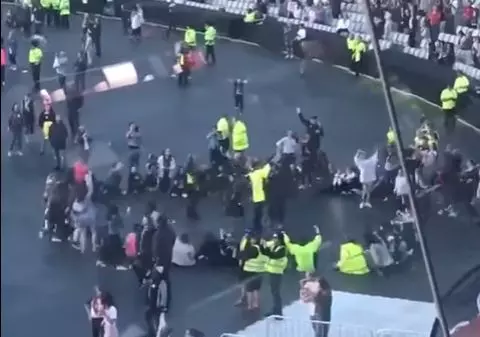 VIDEO VIRAL. Polițiștii au dansat împreună cu fanii la concertul One Love Manchester