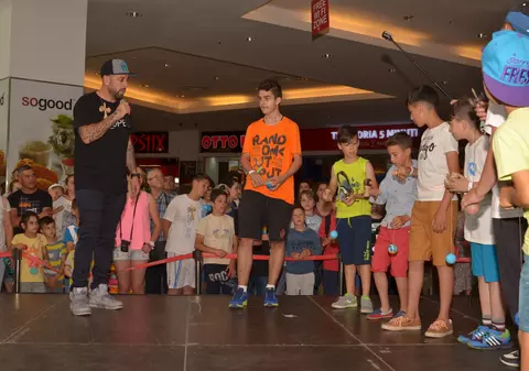 Isteria kendama a cuprins toată România. Colecționarul CRBL, întrecut de puști la concurs