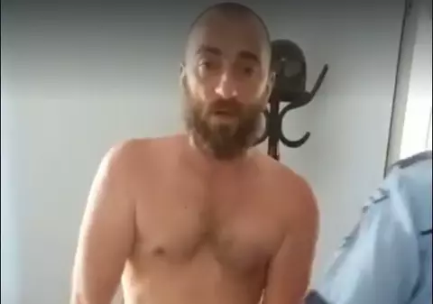 Un consilier s-a dezbrăcat la Poliția din Mioveni. Social-democratul Bogdan Udroiu și-a dat pantalonii jos de față cu polițiștii