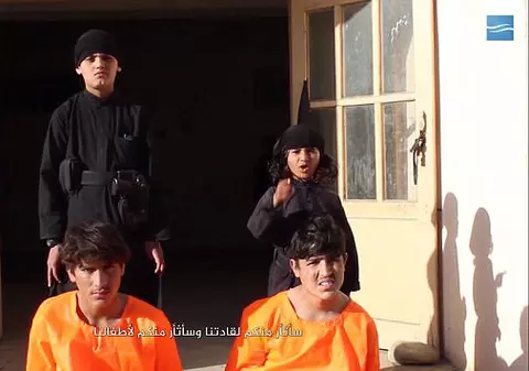 Imagini șocante făcute publice de ISIS. Mai mulți copii, puși să execute prizonieri ai grupării teroriste