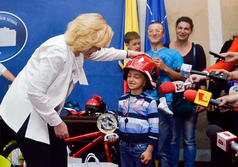 Copilul erou din Vaslui, care și-a salvat frații din incendiu, premiat de Carmen Dan