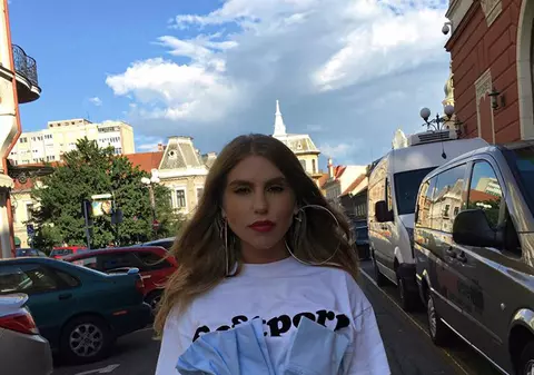 Corina, sexy și obraznică la fereastră. Cum s-a afișat artista