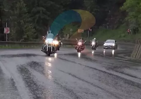 VIDEO/ Cel mai periculos drum din România. Șoferii își riscă viața în Pasul Tihuța!