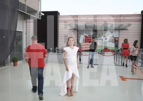 FOTO EXCLUSIV/ Elena Gheorghe și-a etalat burtica de gravidă la Unica Rooftop Party. Cum arată cu o lună înainte să nască
