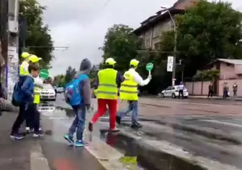 Elevii de la 100 de școli din țara devin pentru o lună polițiști rutieri
