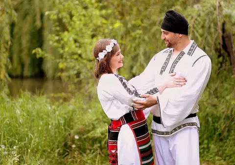 Ia s-a afirmat online! Haina țărănească românească a intrat în galeria mondială a modei