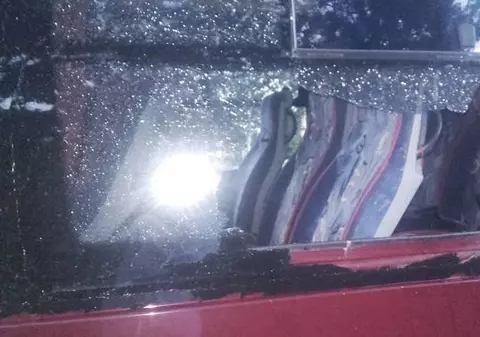 Fanii polonezi sunt nebuni de legat. Au atacat cu pietre mașina rivalilor care se bucurau pentru promovarea în Liga a patra