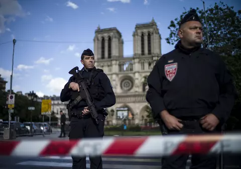 Atacatorul de la Notre-Dame a fost identificat. Bărbatul jurase credință grupării teroriste Statul Islamic