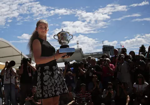 Jelena Ostapenko își trăiește momentul de glorie. Ședință foto cu trofeul, la Paris. Cum arată letona în pantofi cu toc! GALERIE FOTO