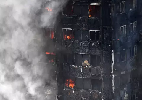Mărturii terifiante în urma incendiului devastator din Londra. Oamenii și-au aruncat copiii de la balcon, în încercarea disperată de a le salva viața