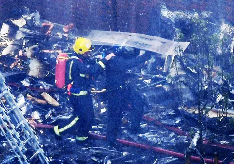 Incendiu devastator în Londra | Un tânăr și-a cărat mama pe scări 24 de etaje, după ce aceasta și-a pierdut cunoștința