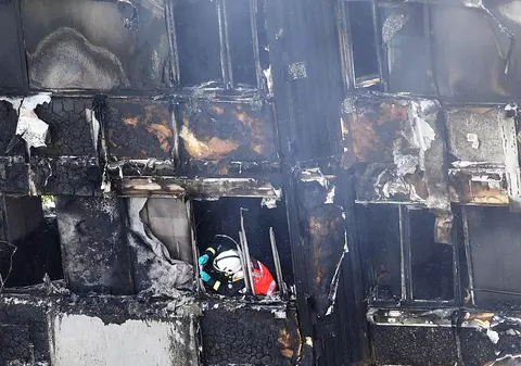 Incendiu devastator în Londra | Un bărbat a prins un bebeluș aruncat de mama sa, de la etajul nouă