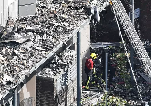 FOTO | Mobilizare impresionantă în Londra în urma incendiului de la Grenfell Tower
