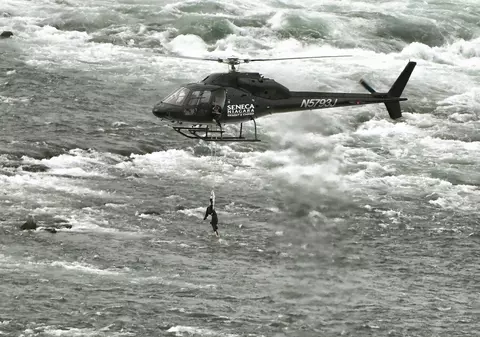 Record impresionant stabilit deasupra cascadei Niagara. Soția unui cascador s-a ținut doar cu dinții de o frânghie