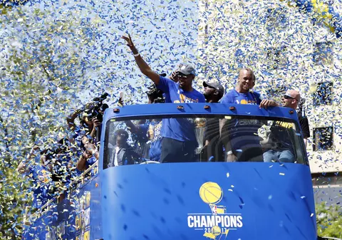 Golden State Warriors a sărbătorit titlul NBA pe stradă! | FOTO