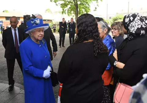 Regina Elisabeta a II-a, în vizită la un centru de ajutorare a victimelor de la Grenfell Tower
