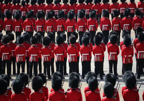 VIDEO | Cinci soldați din garda reginei au leșinat în timpul paradei organizate de ziua suveranei