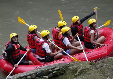 Familia Obama a încercat sporturi extreme în Bali. Barack și Michelle au făcut rafting | FOTO