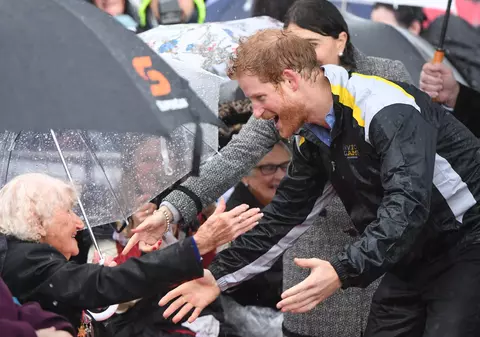 FOTO| Prințul Harry în vizită la Sydney. Gestul făcut pentru o văduvă de război pe care a îmbrățișat-o și în urmă cu doi ani